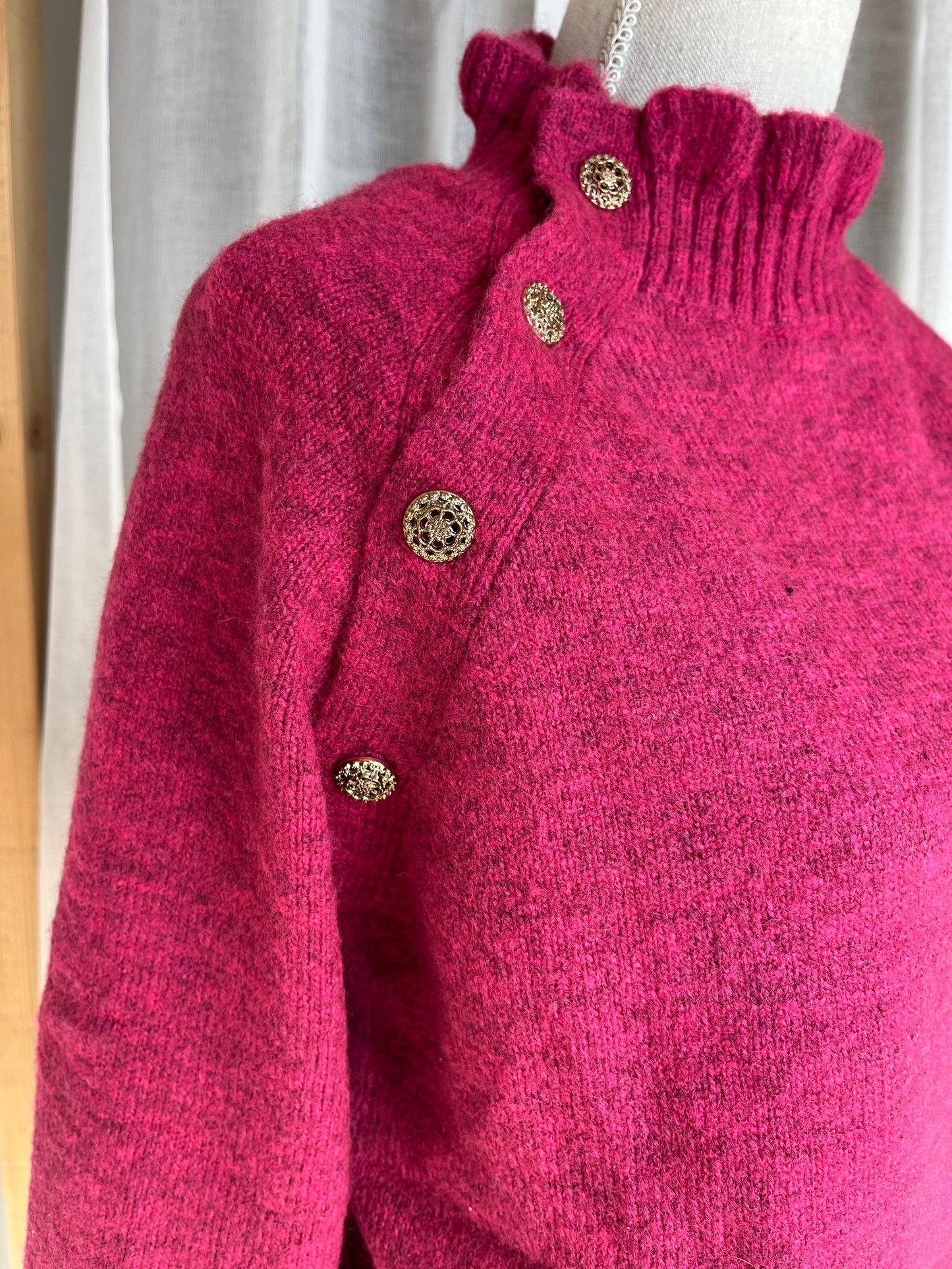 Pull à boutons dorés tout doux