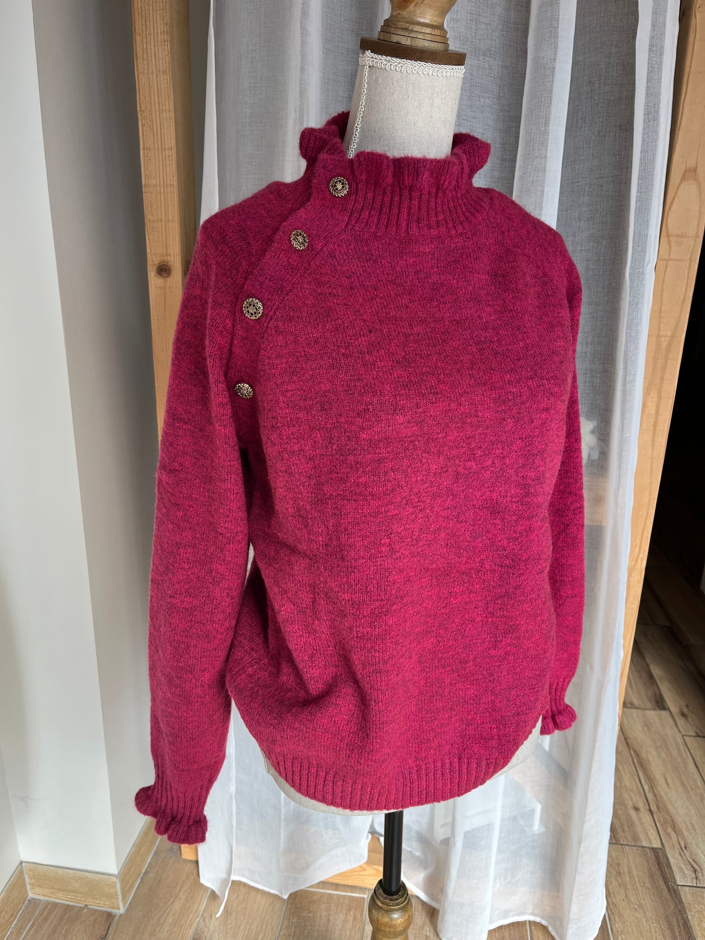 Pull à boutons dorés tout doux