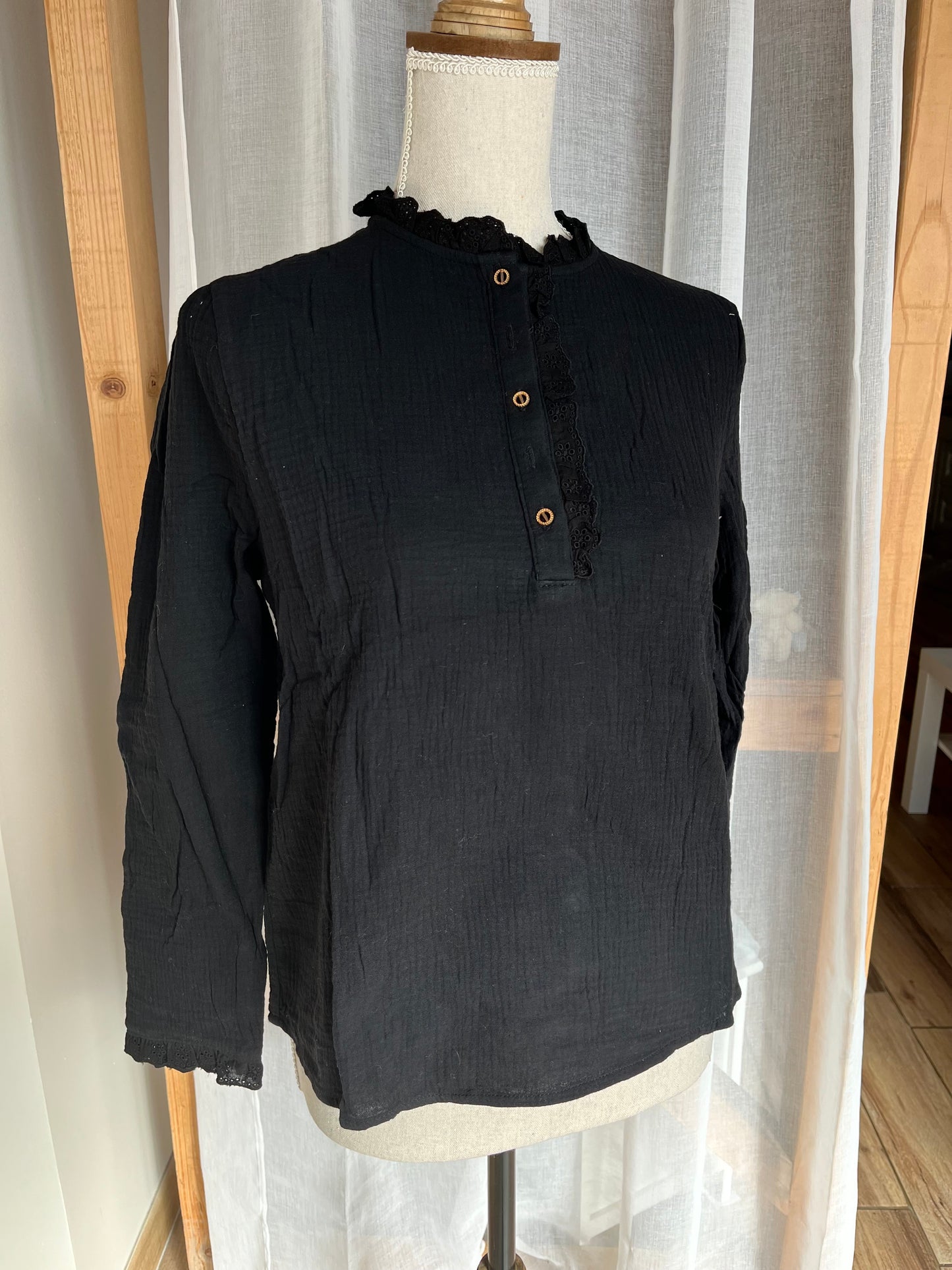 Top en gaze de coton avec volant dentelle