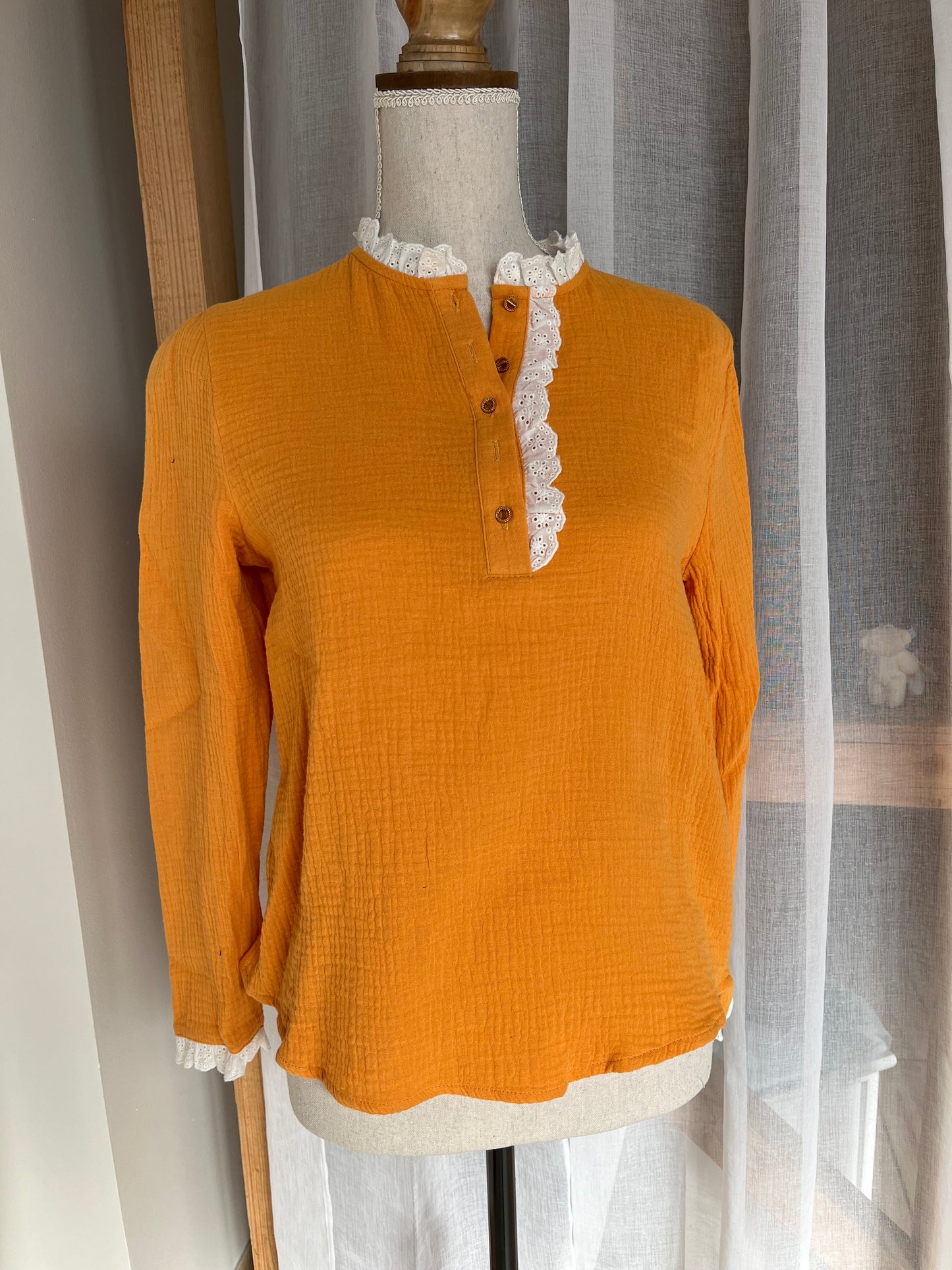 Top en gaze de coton avec volant dentelle