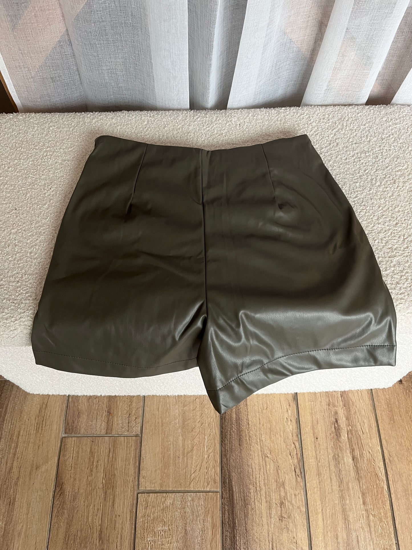 Short en similicuir